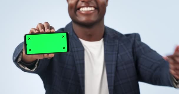 Ευτυχισμένος Άνθρωπος Τηλέφωνο Και Δείχνοντας Την Πράσινη Οθόνη Στο Μάρκετινγκ — Αρχείο Βίντεο