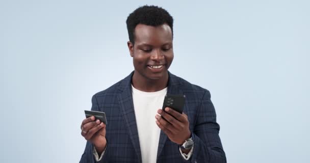 快乐的黑人男人 电话和信用卡付款或网上购物的工作室背景 非洲商人笑着用智能手机进行电子商务 银行应用软件或模拟交易 — 图库视频影像