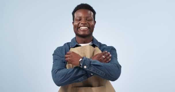 Šťastný Černý Muž Portrét Zkříženými Pažemi Malém Byznysu Kavárně Nebo — Stock video