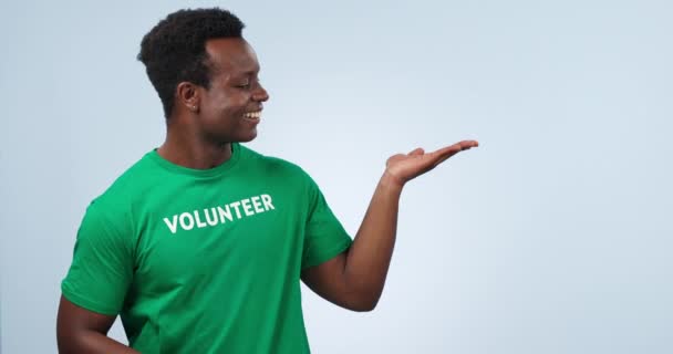 Lachen Zwarte Man Wijzen Naar Palm Vrijwilligerswerk Promo Studio Aankondiging — Stockvideo