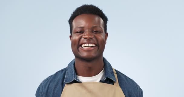 Feliz Homem Negro Retrato Com Pequeno Empresário Café Fundo Azul — Vídeo de Stock