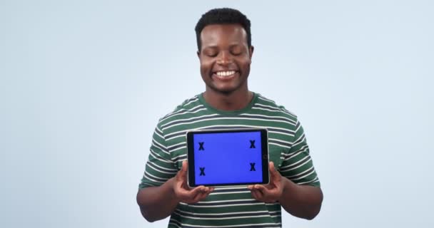 Tablet Studyjny Ekran Szczęśliwy Czarny Człowiek Promocją Internetową Projektowaniem Marki — Wideo stockowe