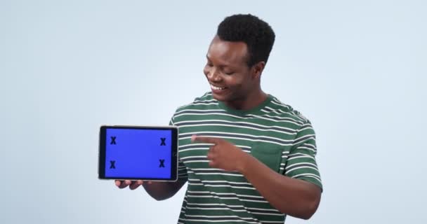 Планшетний Екран Посмішка Чорний Чоловік Вказують Просування Студії Онлайн Комерційну — стокове відео