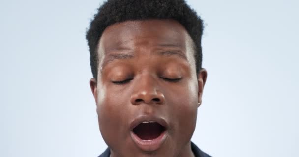 Wow Überraschung Und Das Gesicht Eines Schwarzen Mannes Auf Studiohintergrund — Stockvideo