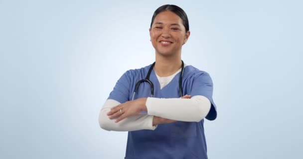 Женщина Лицо Медсестра Улыбаются Студии Скрещенными Руками Оказания Медицинских Услуг — стоковое видео