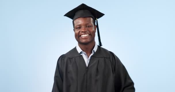 Cara Signo Hombre Negro Con Graduación Sonrisa Logro Fondo Estudio — Vídeo de stock