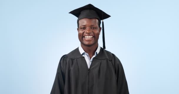 Cara Hombre Divertido Negro Con Graduación Sonrisa Logro Fondo Estudio — Vídeo de stock