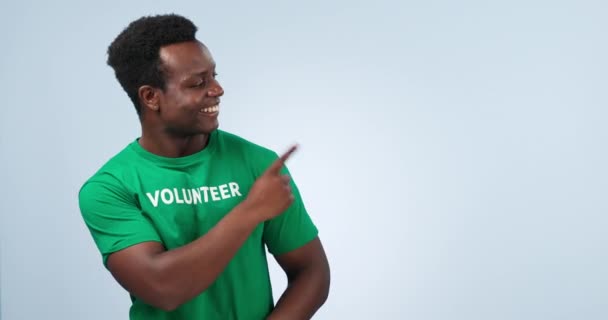 スタジオの笑顔 ブラックマン ボランティア情報 Ngoアナウンス コミュニティサービスの通知を指す ブルーバックのリサイクル 非営利の気候ケア モデルプレゼンテーションの肖像画 — ストック動画