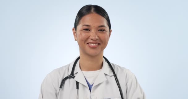 Kobieta Twarz Lekarz Uśmiechają Się Studiu Dla Służby Zdrowia Medycyny — Wideo stockowe