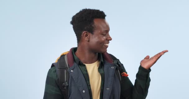 Studio Glimlach Keuze Wandelen Zwarte Man Met Reclame Aanbod Reizen — Stockvideo