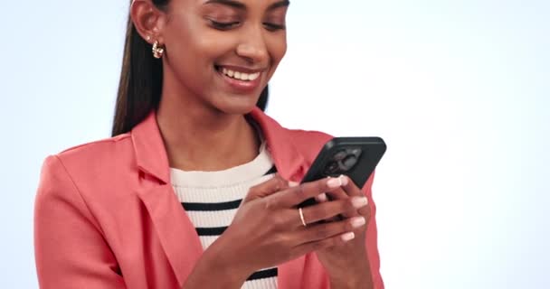 Телефон Поиск Счастливая Женщина Студии Социальных Медиа Текст Чат Белом — стоковое видео