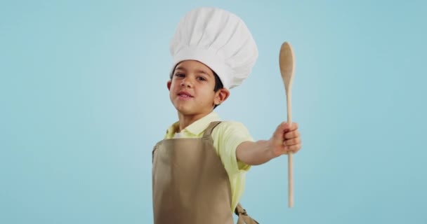 Feliz Cara Niño Con Una Cuchara Para Hornear Joven Chef — Vídeos de Stock