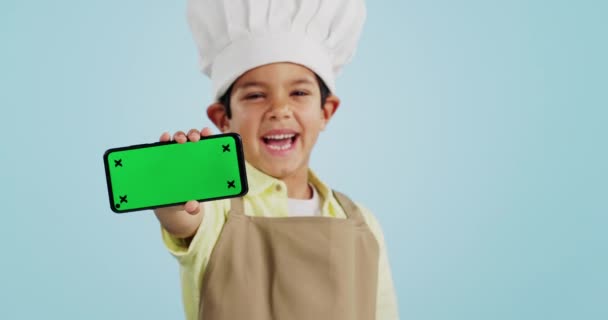 厨师小孩 脸或电话绿色屏幕在工作室的社交媒体 烹饪指导广告或下载 蓝色背景 空间或快乐儿童 用于在线营销 模仿或广告 — 图库视频影像