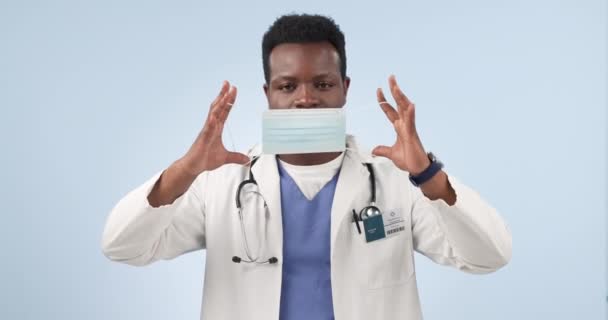 医生和黑人男人大拇指向上 反馈和保健蓝色工作室背景 非洲人或医学专业人员 具有手部手势 晋升和评论等特点 — 图库视频影像