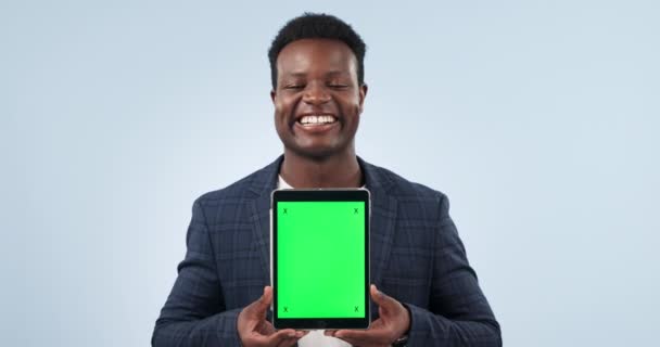 Heureux Homme Noir Tablette Écran Vert Dans Publicité Marketing Sur — Video