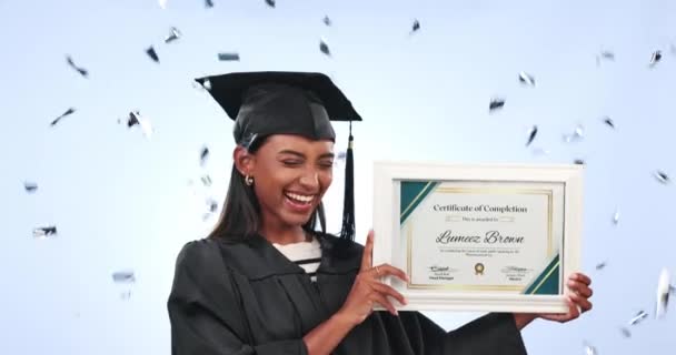 Γυναίκα Φοιτητής Και Δίπλωμα Αποφοίτησης Γιορτή Κομφετί Επιτυχία Κολέγιο Πανεπιστημιακό — Αρχείο Βίντεο