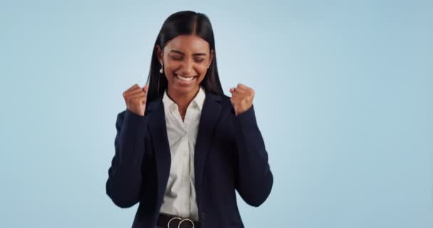 商业女性 拳头庆祝和工作室与微笑 目标和成功与脸的蓝色背景 企业家和赢家 为金融 利润或增加股票收入而欢呼 — 图库视频影像