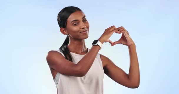 Corazón Amor Fitness Retrato Mujer Con Signo Gesto Mano Aislado — Vídeos de Stock