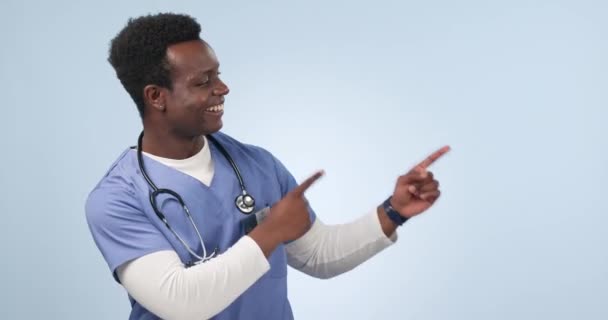 Счастливый Черный Мужчина Доктор Указывая Макет Рекламе Маркетинге Студийном Фоне — стоковое видео