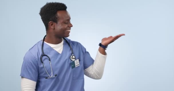 Czarny Człowiek Szczęśliwy Lekarz Wskazują Umieszczenie Produktu Palmowego Studio Marki — Wideo stockowe