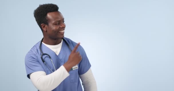 广告和黑人男人指向在工作室嘲笑孤立的蓝色背景 肖像画 手工和医务工作者营销保健 促进健康和微笑为商业空间服务 — 图库视频影像