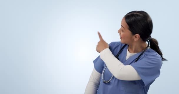 Opieka Zdrowotna Twarz Kobieta Lub Pielęgniarka Wskazujące Przestrzeń Pozorowania Informacji — Wideo stockowe