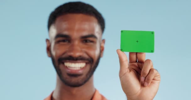 信用卡和高兴与绿色屏幕在工作室的模型 银行标志和脸蓝色背景 带有Fintech品牌跟踪标识的人员 空间和铬钥匙 评审或推广 — 图库视频影像