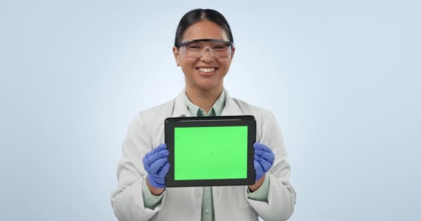 快乐的亚洲女人 平板电脑和科学家与绿色屏幕在一个工作室背景的广告 女性医疗专业人员笑技术展示 应用或模仿的肖像 — 图库视频影像
