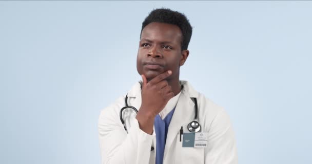 Pensando Hombre Negro Médico Estudio Con Idea Duda Solución Problemas — Vídeos de Stock