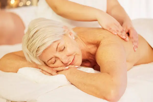 Relaks Masaż Pleców Starsza Kobieta Śpiąca Spa Dla Zdrowia Wellness — Zdjęcie stockowe