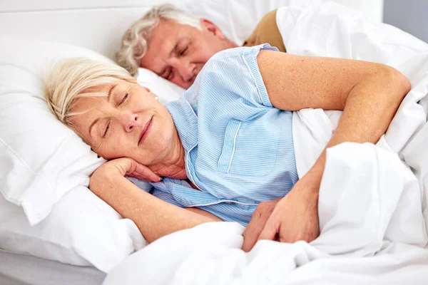 ベッドルーム シニアカップルは 週末休憩 落ち着いたリラックスしてリラックスしてください またはベッドで年配の男性 家庭や朝に介護 または関係 — ストック写真