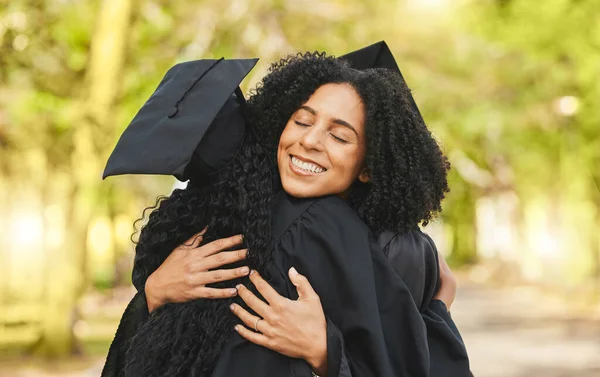 女性户外 拥抱和幸福与庆祝 文凭和学位 学生和朋友的拥抱 教育和外界的卓越 成就和大学生活 — 图库照片
