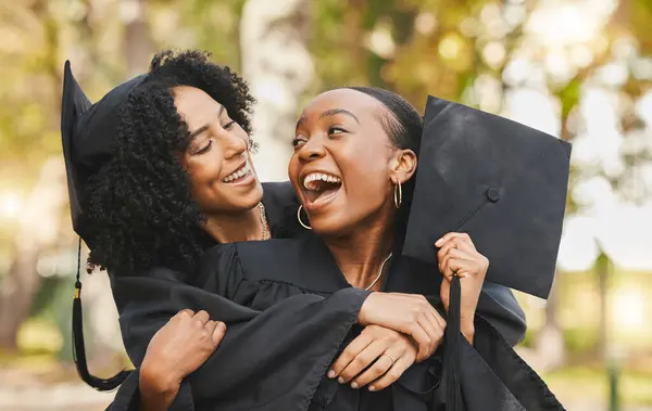 Celebración Graduación Mujeres Aire Libre Abrazo Felicidad Con Logro Grado — Foto de Stock