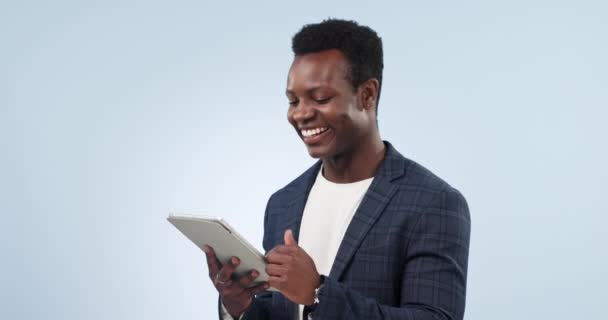 Mutlu Siyahi Adam Tablet Komik Şaka Için Kahkaha Stüdyo Geçmişine — Stok video
