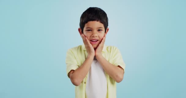 Glimlach Kind Handen Het Gezicht Voor Verrassing Studio Geïsoleerd Een — Stockvideo