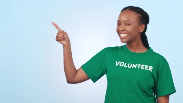 黑人女性志愿者 指向模拟空间 在蓝色背景的帮助下报名参加慈善活动 社区服务 非营利工作和信息捐赠 在演播室登记和支助 — 图库视频影像
