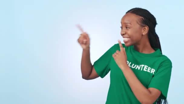 Happy Gönüllü Stüdyoda Siyah Bir Kadın Tarafından Işaret Edilen Faq — Stok video