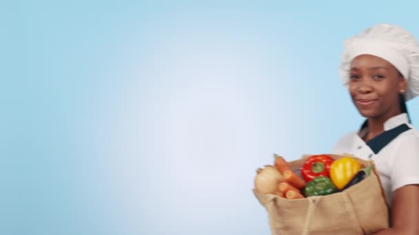 杂货店 完美的标志和黑人女厨师微笑烹饪蔬菜工作室蓝色背景 购物时 快乐而专业 准备用手势准备食物 供餐馆模仿 — 图库视频影像
