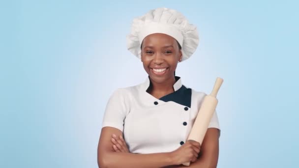 滚动销和快乐的黑人妇女对烹调服务 餐厅职业或烘焙工作经验充满信心 食品工业肖像 酒店演播室和蓝色背景的美食大厨 — 图库视频影像