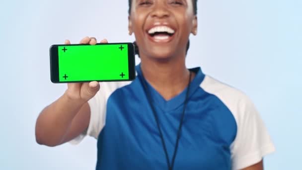 Mujer Teléfono Pantalla Verde Para Aplicación Deportiva Publicidad Fondo Estudio — Vídeos de Stock
