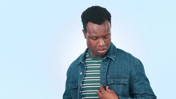 Siyah Bir Adam Mutlu Sıradan Moda Güven Kollarını Stüdyoda Mavi — Stok video