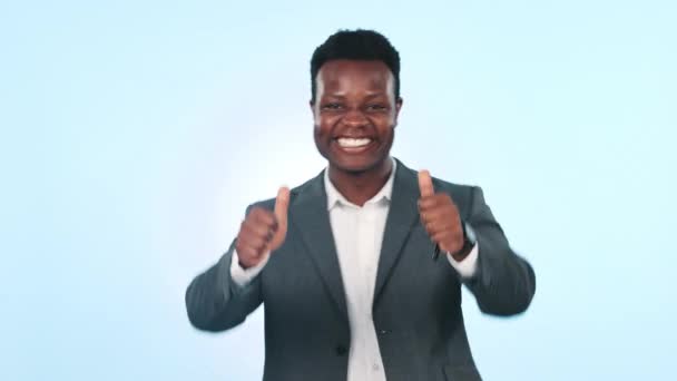 Лицо Взволнованный Черный Мужчина Большим Пальцем Фоне Студии Корпоративного Успеха — стоковое видео