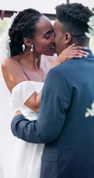 Αφρικανός Φιλάει Νύφη Και Γάμο Χαμόγελο Αγάπη Και Ρομαντισμό Εκδήλωση — Αρχείο Βίντεο