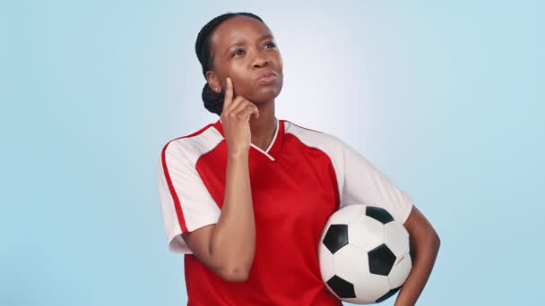 Mujer Cara Pensamiento Idea Fútbol Sueño Dedo Mientras Aísla Estudio — Vídeos de Stock
