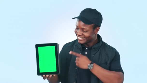 Szczęśliwy Czarny Człowiek Tablet Wskazując Zielony Ekran Reklamie Lub Marketingu — Wideo stockowe