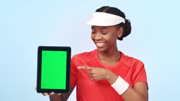 Mujer Deportes Apuntando Con Pantalla Verde Para Redes Sociales Con — Vídeo de stock