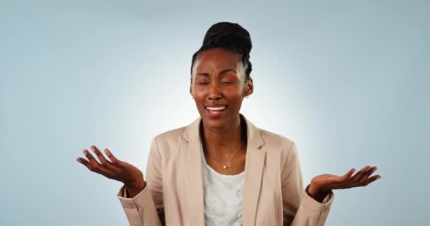 困惑中 女商人和面对着从问题 怀疑和选择比较到工作室的大笑 有趣的是 非洲女性的手和手与为什么 手掌比例和情感手签与蓝色背景 — 图库视频影像