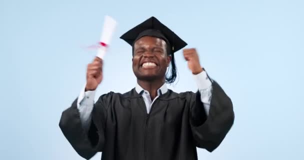 Emocionado Hombre Negro Graduación Bomba Puño Celebración Éxito Contra Fondo — Vídeo de stock