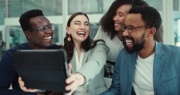 Adamları Gülümseme Takım Selfie Şirket Ofisinde Birlikte Tablette Sosyal Medya — Stok video