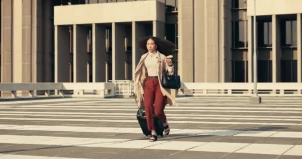 シティ ビジネス旅行 女性ランニング スーツケース チェックアウトの時間 従業員 プロフェッショナル アウトドア 起業家 コンサルタント — ストック動画